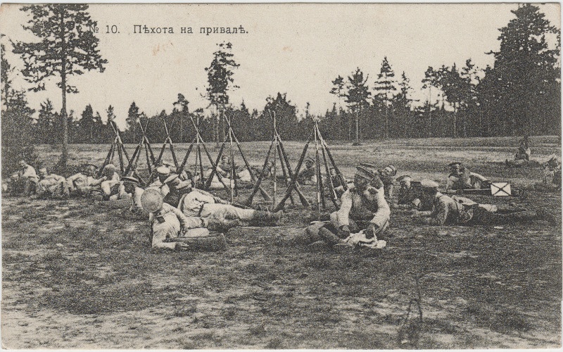 Sõdurid puhkepausi tegemas