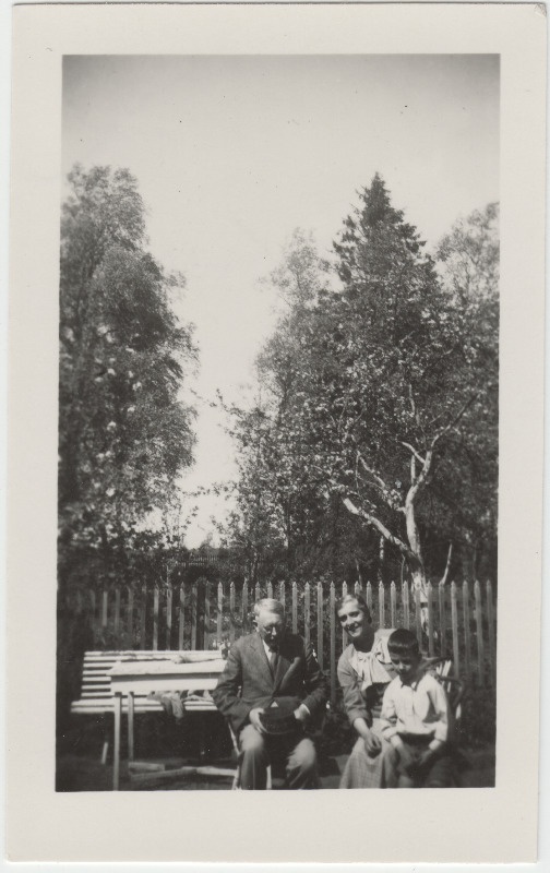 Eduard Virgo koos tuvastamata naise ja lapsega aias