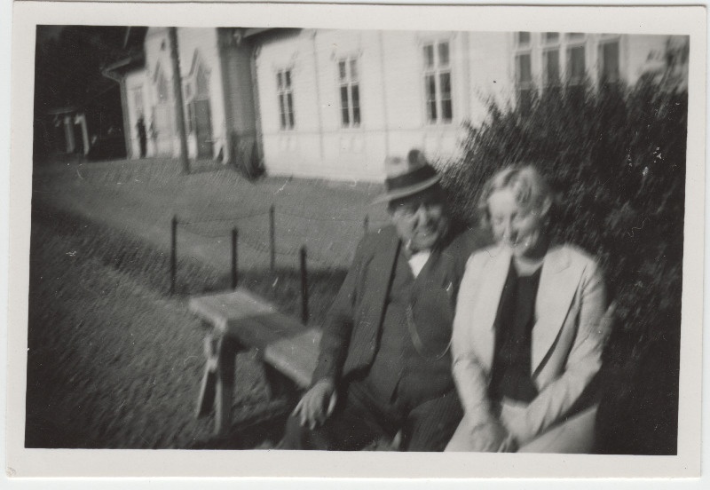 Mees ja naine [Eduard Virgo tuttavad või sugulased?] istumas pingil