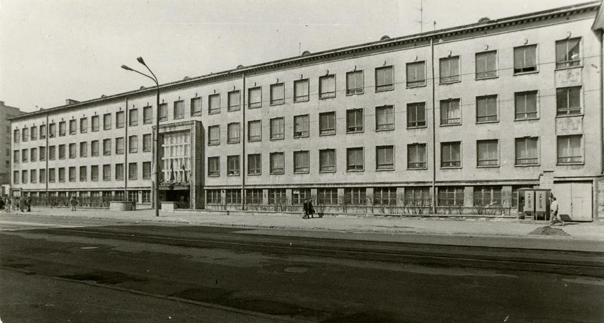 Koolimaja Tallinnas, endine Riiklik Kolledž, fassaadivaade. Arhitektid Alar Kotli, Erika Nõva