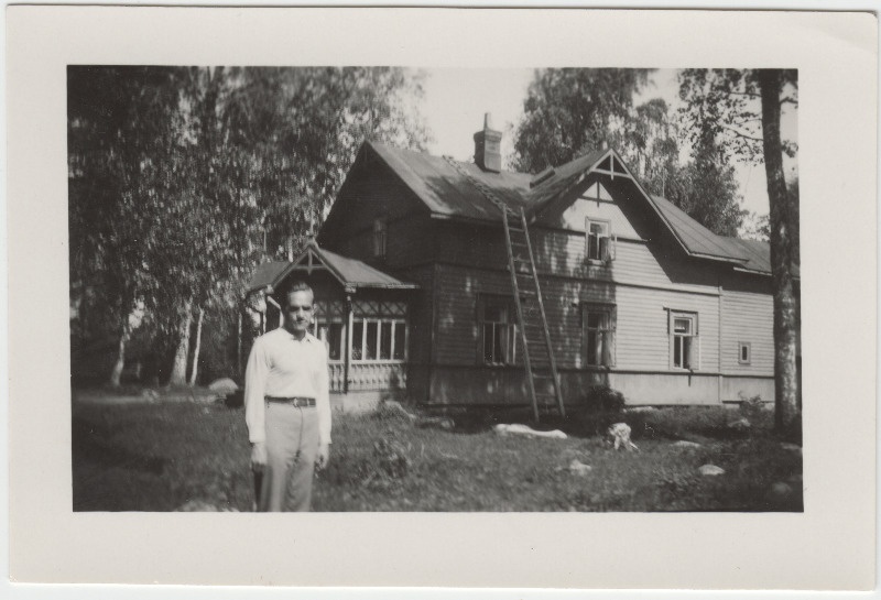 Tuvastamata mees [Eduard Virgo tuttav?] elumaja taustal
