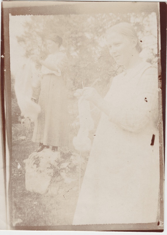 Kaks naist [Eduard Virgo tuttavad või sugulased?] aias näputööd tegemas