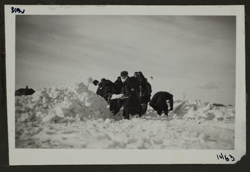Grupp sõdureid [1. Lennuväedivisjonist?] veoautole lumme teed kaevamas