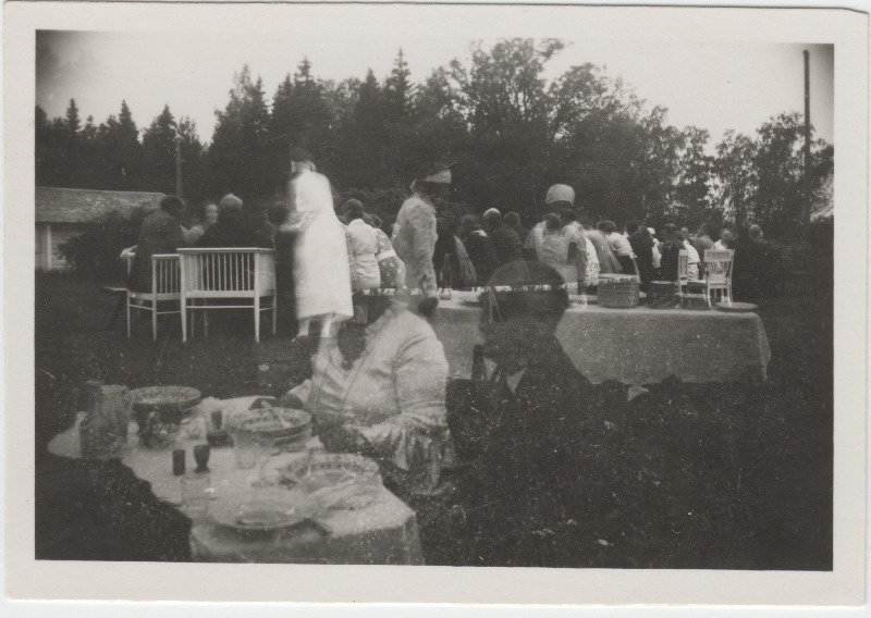 Seltskond pidulikul einel vabas õhus