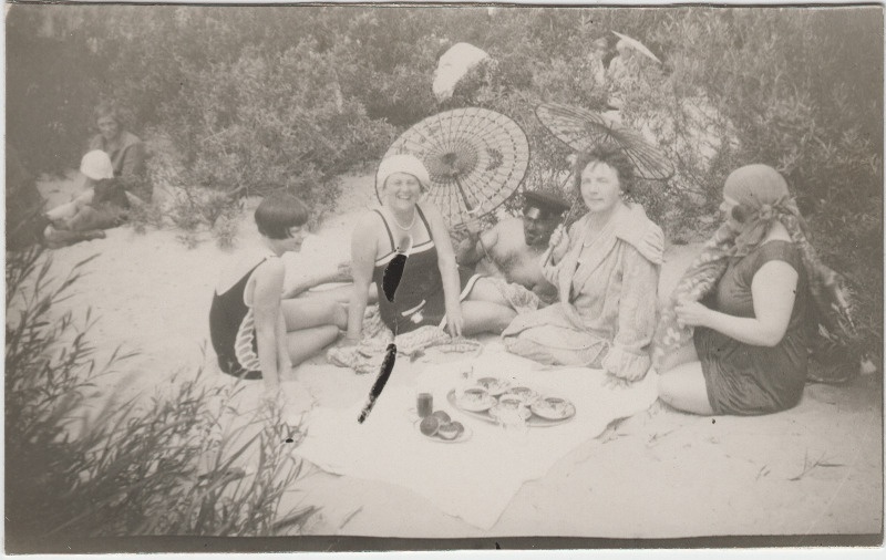 Tuvastamata seltskond [Eduard Virgo sugulased või tuttavad?] rannal einetamas