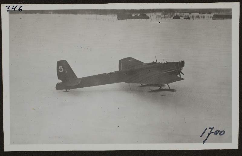 Vaade lumisel väljal seisvale lennukile; foto 1. Lennuväedivisjoni fotopositiivide kogust