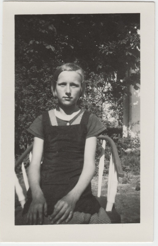 Tüdruk [Eduard Virgo sugulane?] aias istumas