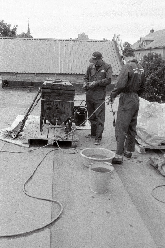 EKS-i Rovakate Seminar; Pangamaja katusel; KEK-i keldrisaalis.