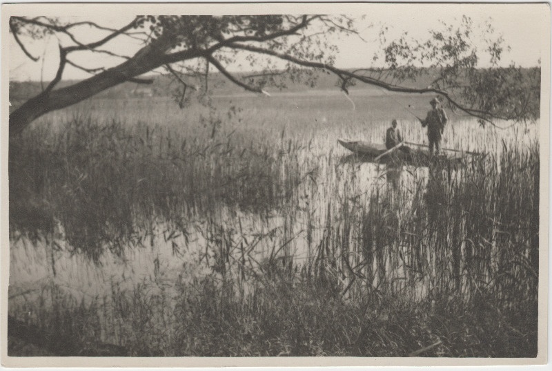 Vaade kaldalt järvele, kaks meest [Eduard Virgo tuttavad?] paadis kala püüdmas