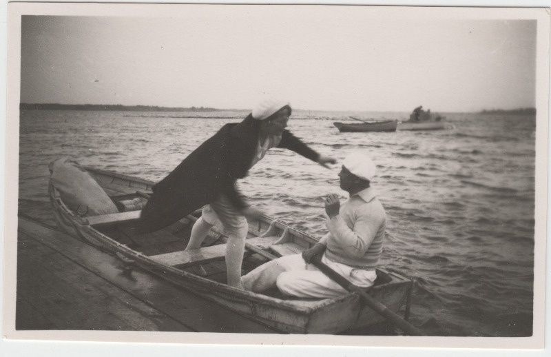 Naine ja mees [Eduard Virgo tuttavad?] kai ääres seisvas paadis