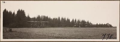 Vaade väljal seisvatele lennukitele metsa taustal; foto 1. Lennuväedivisjoni fotopositiivide kogust  duplicate photo