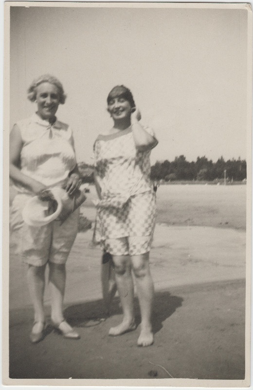 Kaks naist [Eduard Virgo tuttavad?] supelrannas