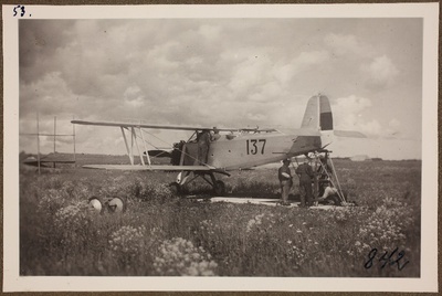 Vaade väljal seisvale lennukile; foto 1. Lennuväedivisjoni fotopositiivide kogust  duplicate photo