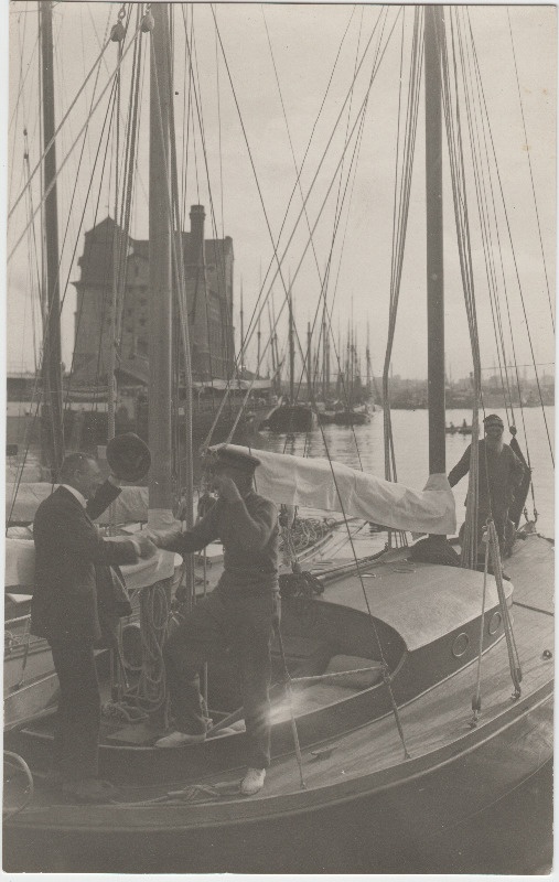 Eduard Virgo astumas purjelaeva pardale Tallinna sadamas
