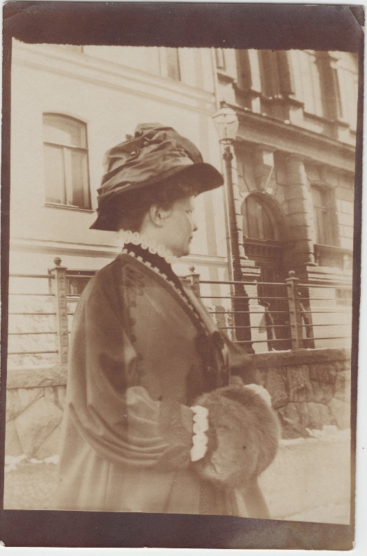 Tundmatu naine [Eduard Virgo tuttav või sugulane?] linnatänaval