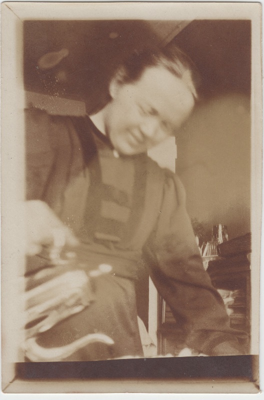 Tuvastamata naine [Eduard Virgo tuttav või sugulane?] teekannuga