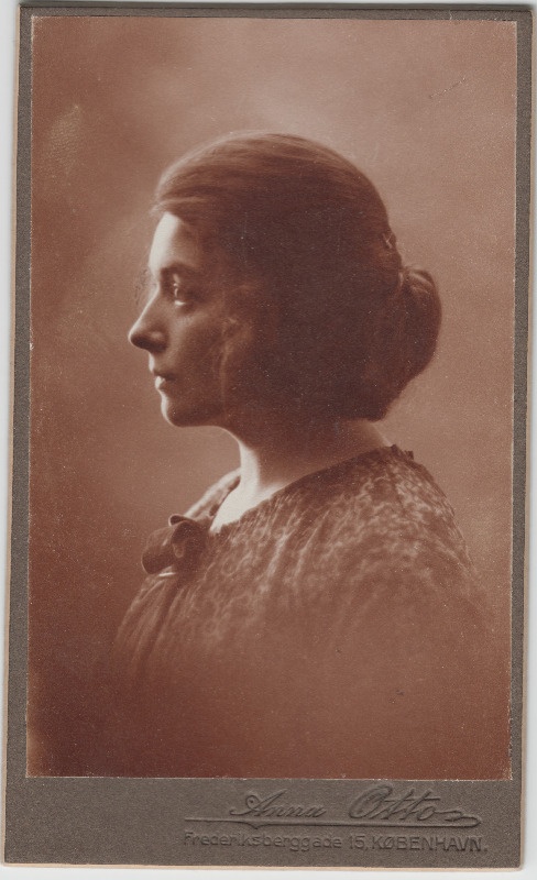 Tundmatu naise [Eduard Virgo tuttav?] fotoportree