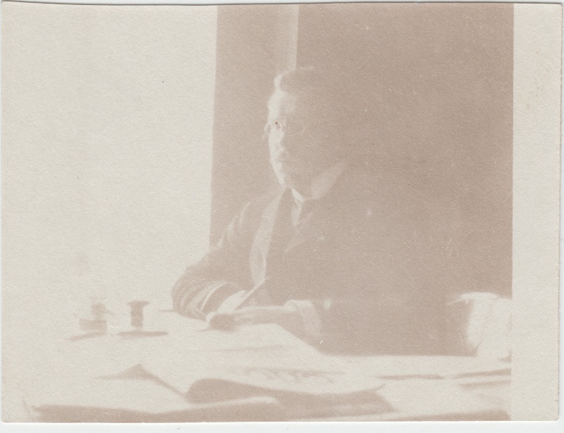 Tuvastamata mees [Eduard Virgo tuttav?] kirjutuslaua taga