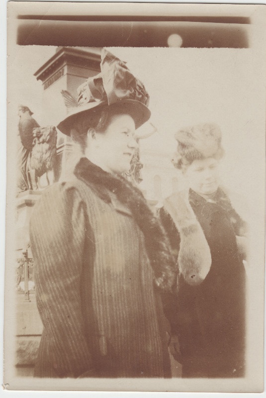 Kaks tundmatut naist [Eduard Virgo tuttavad?] linnas