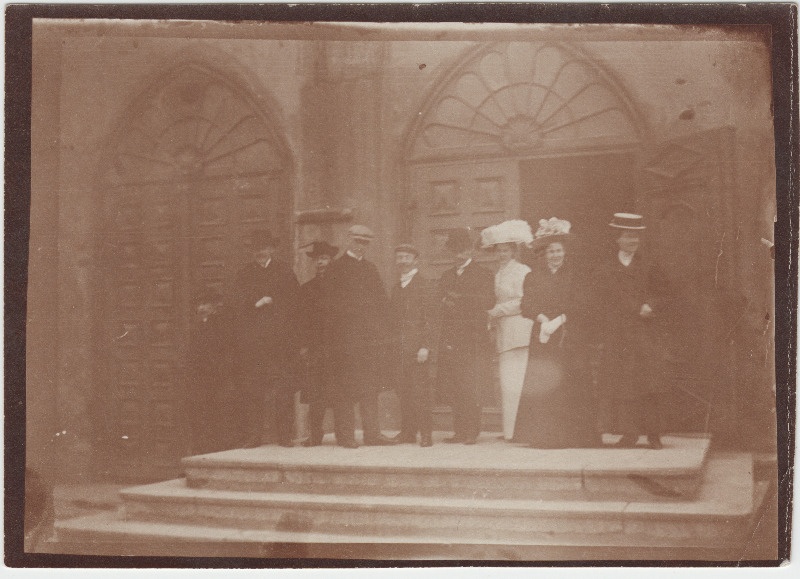 Tundmatu seltskond [pulmalised?, Eduard Virgo tuttavad või sugulased?] trepi peal