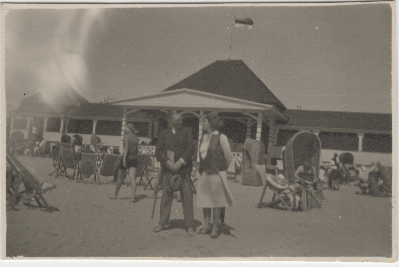 [Eduard Virgo?] koos tuvastamata naisega supelrannas