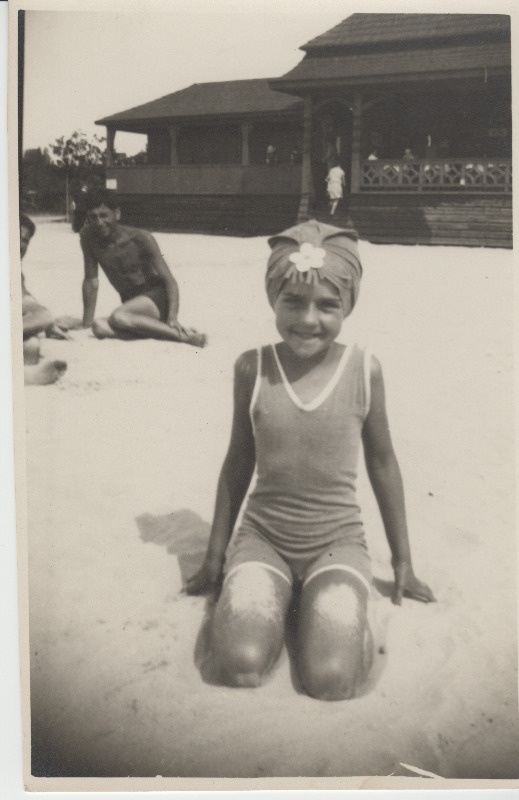 Tundmatu tüdruk [Eduard Virgo sugulane?] supelrannas