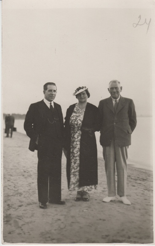 Eduard Virgo kaaslastega [naine Rosa Salmolin?] mererannal