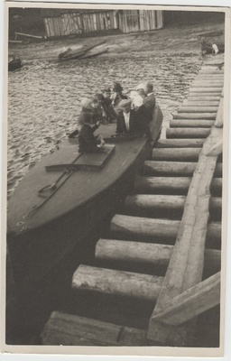 Tuvastamata seltskond [Eduard Virgo tuttavad või sugulased?] paadis käi ääres  duplicate photo