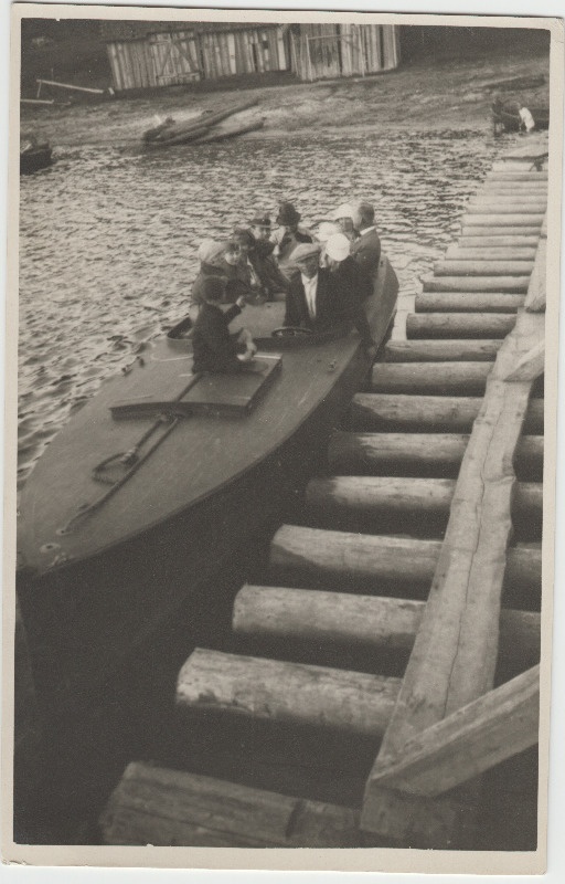 Tuvastamata seltskond [Eduard Virgo tuttavad või sugulased?] paadis käi ääres