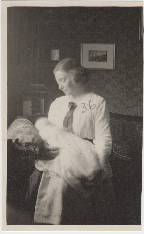 Tundmatu naine [Eduard Virgo tuttav?] rinnalapsega elutoas