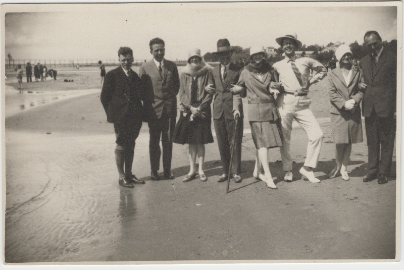 Tuvastamata seltskond [Eduard Virgo tuttavad või sugulased?] mererannal