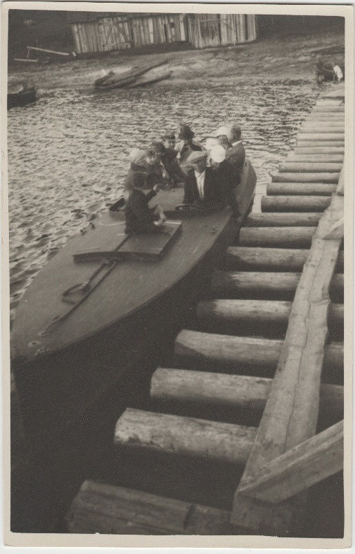 Tuvastamata seltskond [Eduard Virgo tuttavad või sugulased?] paadis kai ääres