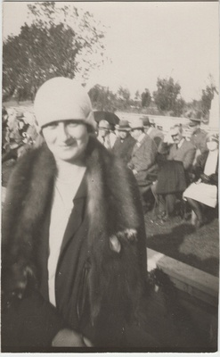 Tuvastamata naine [Eduard Virgo tuttav?] väliüritusel  duplicate photo