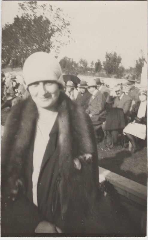 Tuvastamata naine [Eduard Virgo tuttav?] väliüritusel