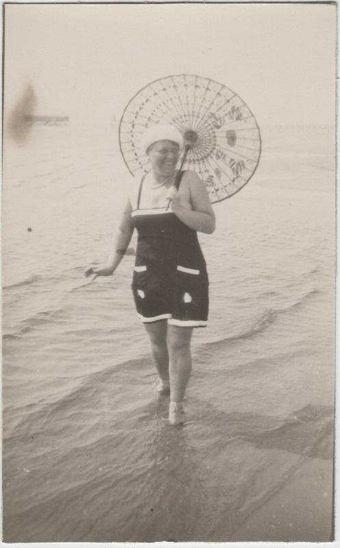 Tuvastamata naine [Eduard Virgo tuttav?] päevavarjuga mererannas