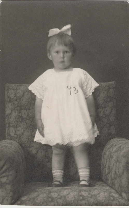 Tundmatu väikelaps [Eduard Virgo sugulane või tuttav?] tugitoolil seismas