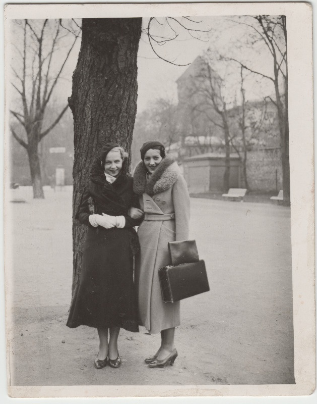 Kaks tundmatut naist [Eduard Virgo tuttavad?] tänaval