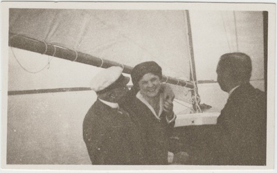 Tuvastamata seltskond [Eduard Virgo tuttavad või sugulased?] purjelaevaga merel  duplicate photo