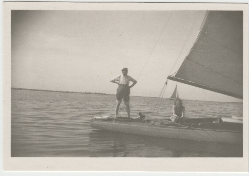 Mees ja naine [Eduard Virgo tuttavad või sugulased?] purjepaadiga merel