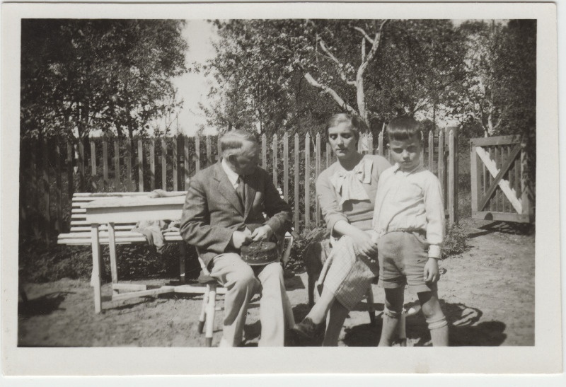 Eduard Virgo tundmatu naise ja lapsega [tema sugulased?] istumas aias