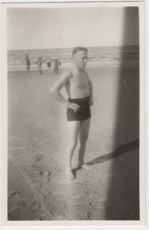 Tuvastamata mees [Eduard Virgo tuttav?] ujumisriietes rannal seismas