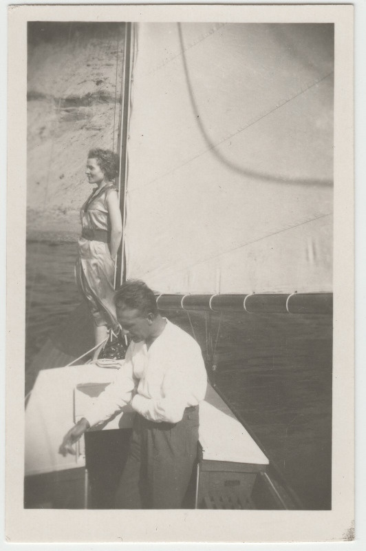 Tundmatud mees ja naine [Eduard Virgo tuttavad või sugulased?] purjelaeval, taustal pankrannik?