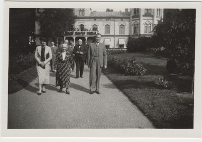 Tuvastamata seltskond [Eduard Virgo sugulased või tuttavad?] jalutamas [mõisa?]pargis  duplicate photo