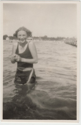 Tuvastamata naine [Eduard Virgo tuttav?] jalgupidi merevees  duplicate photo