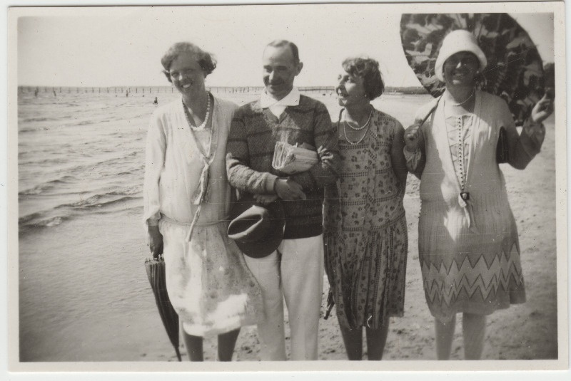 Tuvastamata seltskond [Eduard Virgo tuttavad?] rannal jalutamas