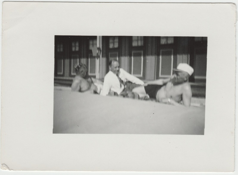 Tuvastamata mehed [Eduard Virgo tuttavad?] rannas