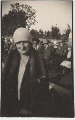 Tuvastamata naine [Eduard Virgo tuttav?] väliüritusel  duplicate photo