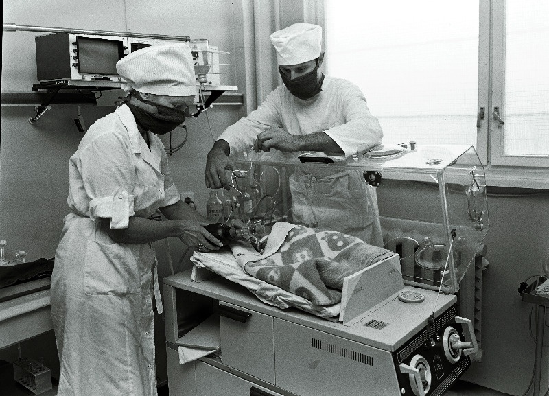 Tartu Kliinilise Haigla laste reanimatsiooni osakonna arst A. Saar kuvöösis imiku juures.