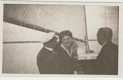 Tuvastamata seltskond [Eduard Virgo sugulased või tuttavad?] purjelaevaga merel  duplicate photo