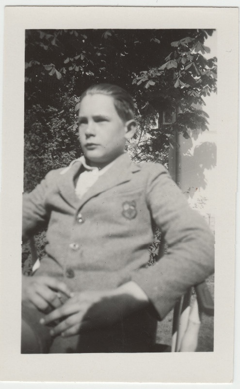 Tuvastamata poiss [Eduard Virgo sugulane?] aias istumas